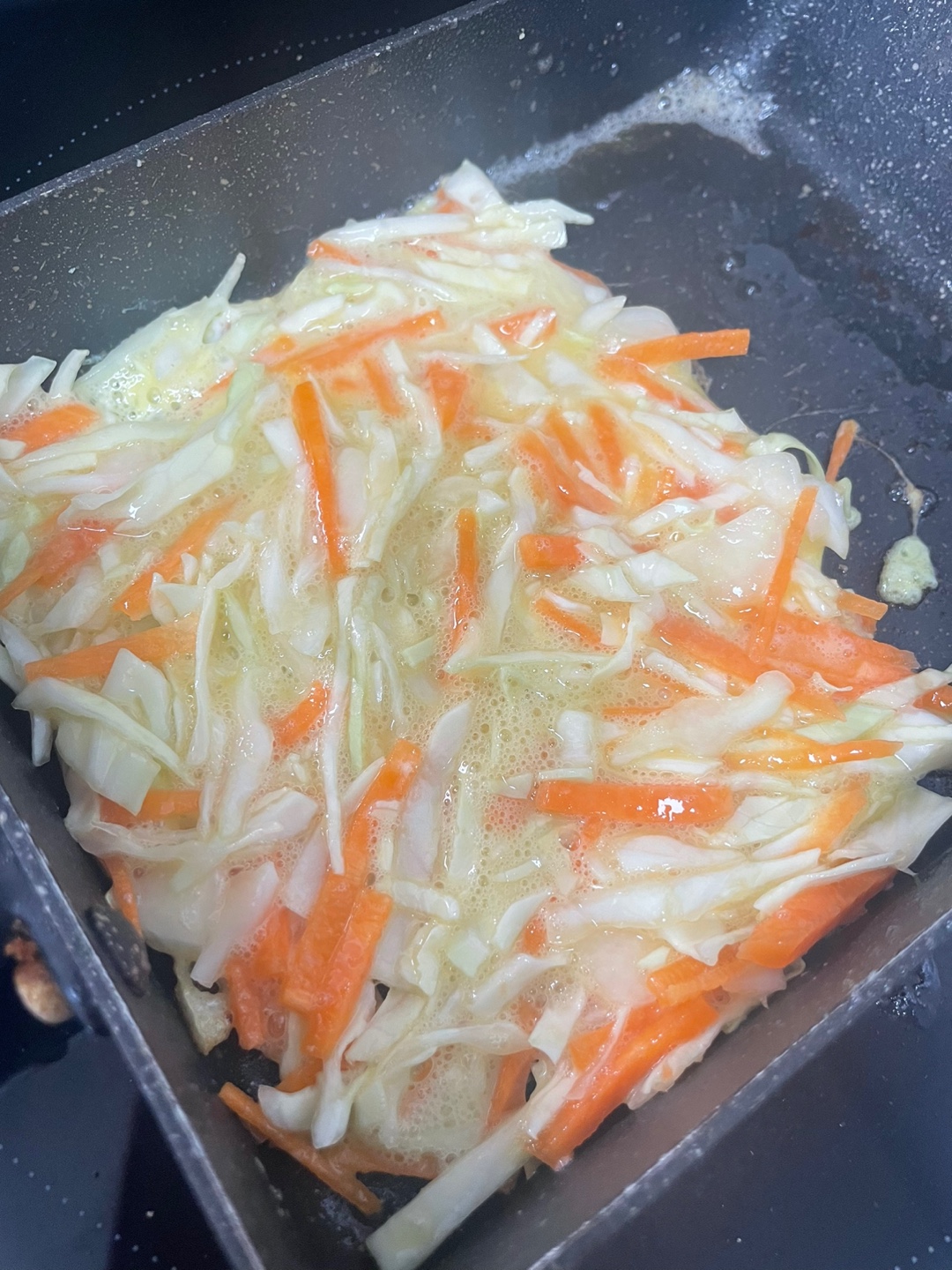 토스트 속재료 부치기.