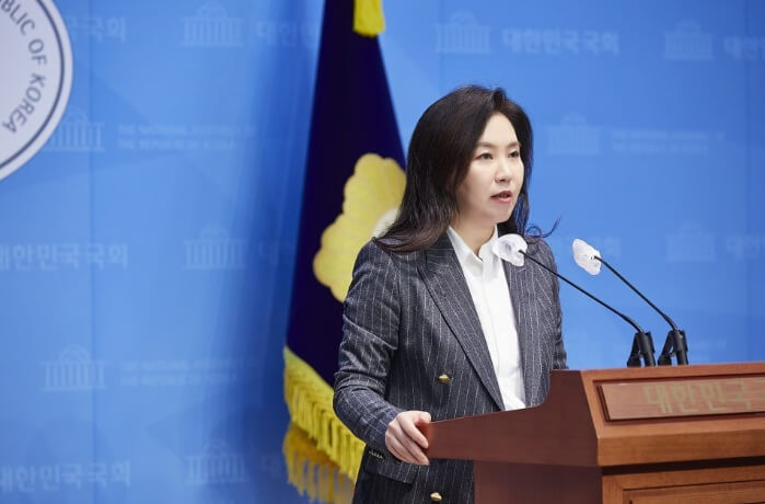 강유정 국회의원 프로필