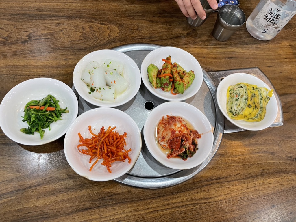 동해식당 기본반찬 김치 시금치나물 오이무침 계란말이 진미채 묵