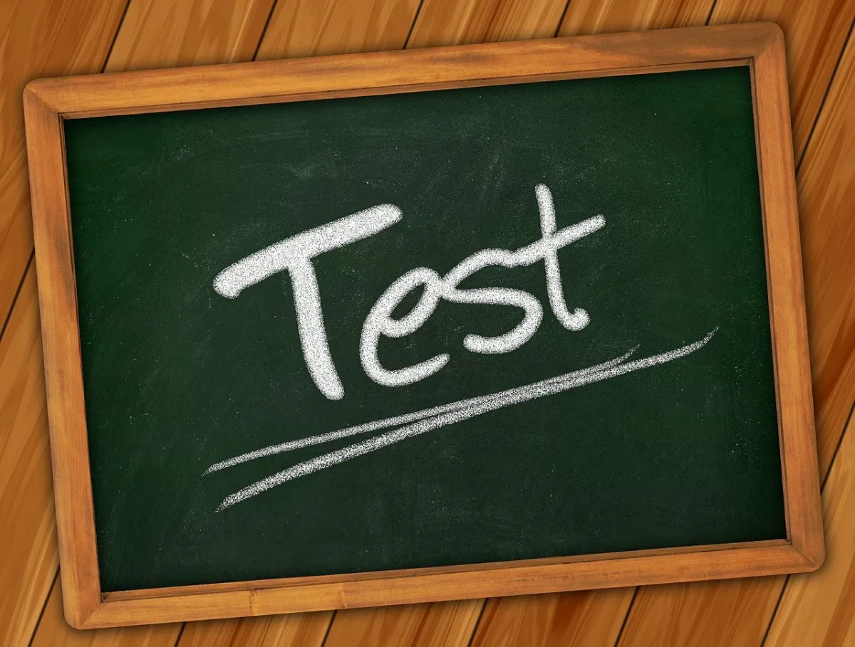 테스트-TEST라고-적힌-블랙보드