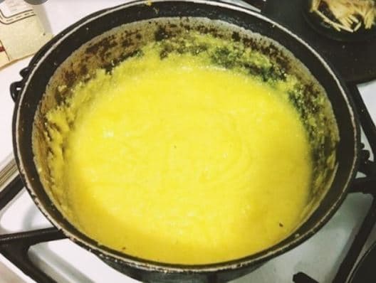 몰도바의 마말리가(Mămăligă): 옥수수 가루로 만든 전통 반찬