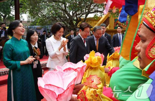 이 대통령 탕롱황성 친교 행사와 태극기 패션 외교의 핵심 정리: 베트남 순방 마무리