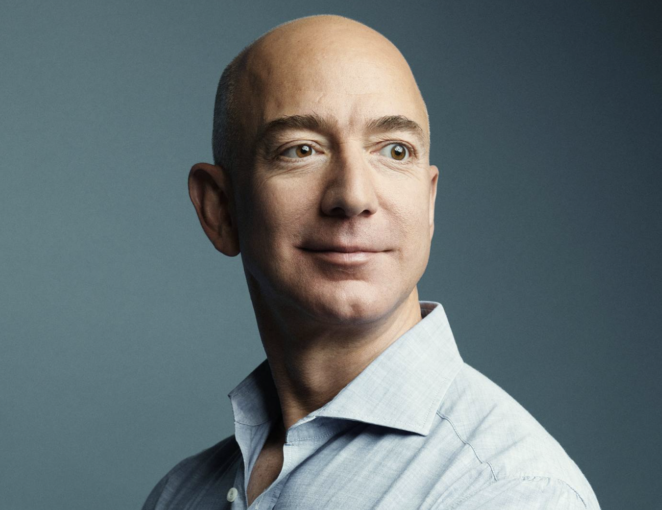 회색-배경-앞에서-옆을-응시하는-제프-베조스-아마존-창립자이자-글로벌-전자상거래-혁신과-테크-산업-선구자를-상징하는-이미지