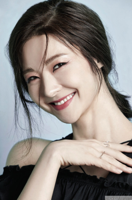 배우 송선미 화보│차분한 분위기 속 우아한 미소를 짓는 송선미