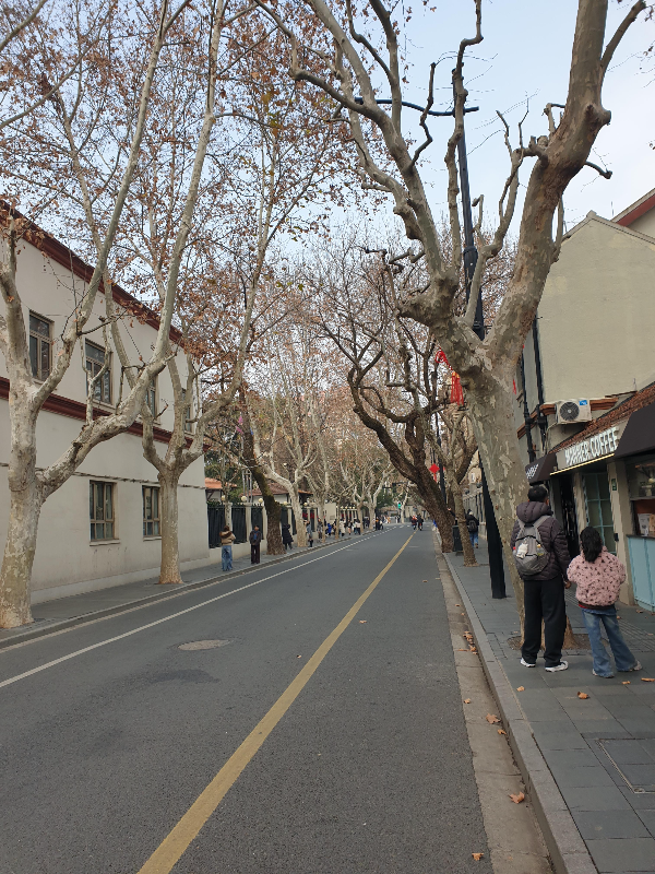 아빠와 딸이 함께 여행을 온 듯하다.