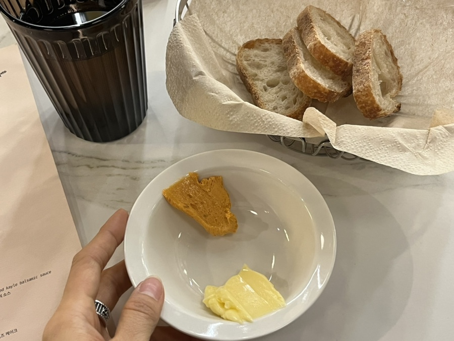 성수 맛집 쏘티, 식전빵으로 제공되는 버터와 빵 플레이팅