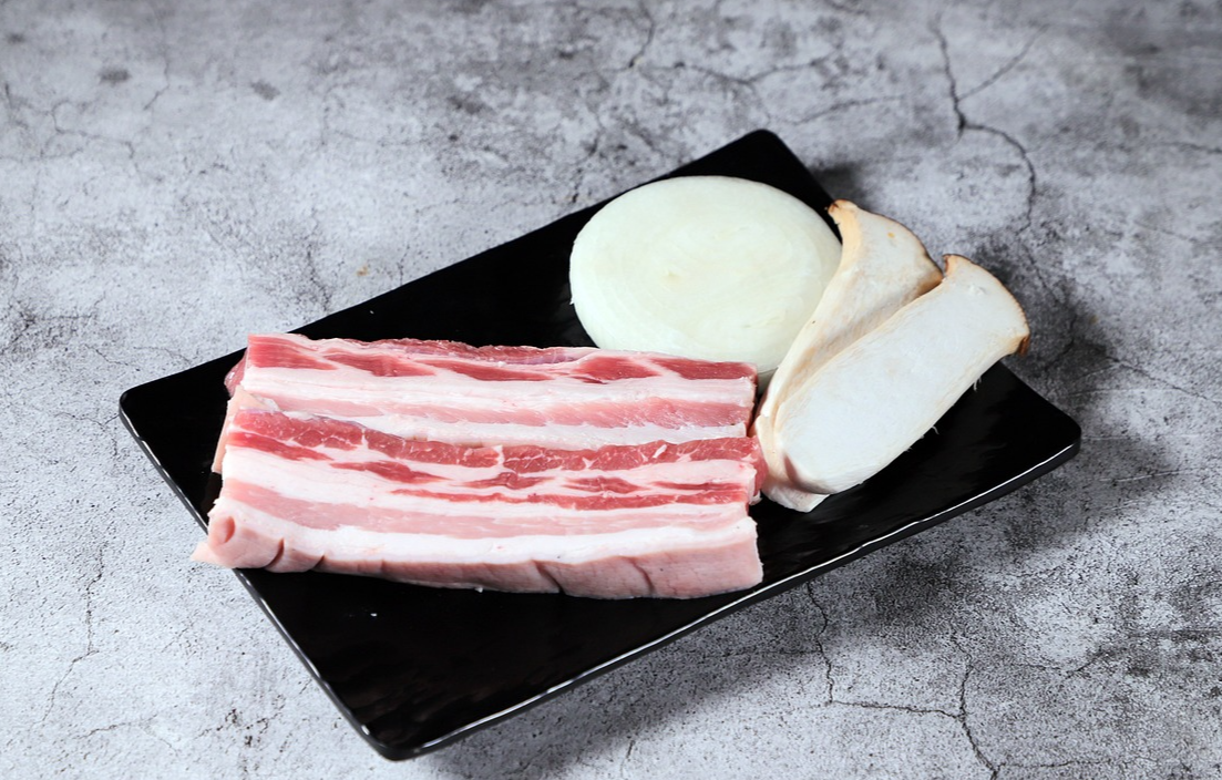 살코기와 지방이 적절한 맛있는 삼겹살