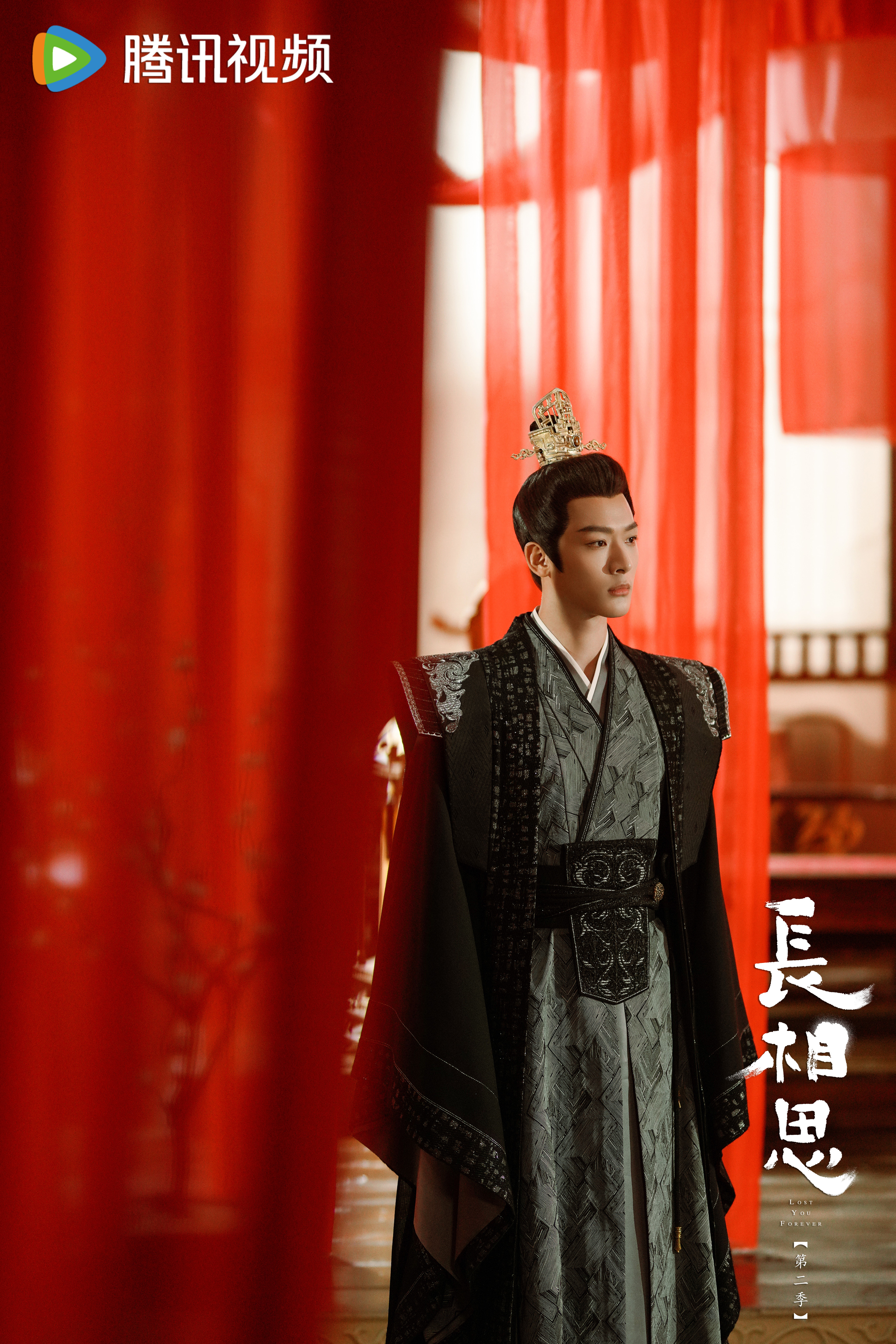 장상사-장완이-붉은커텐앞에 서 있는 모습