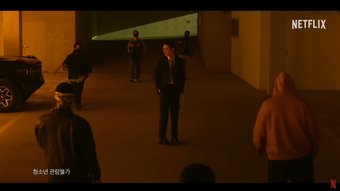 이준혁이 폭력배들한테 둘러싸여 있다.