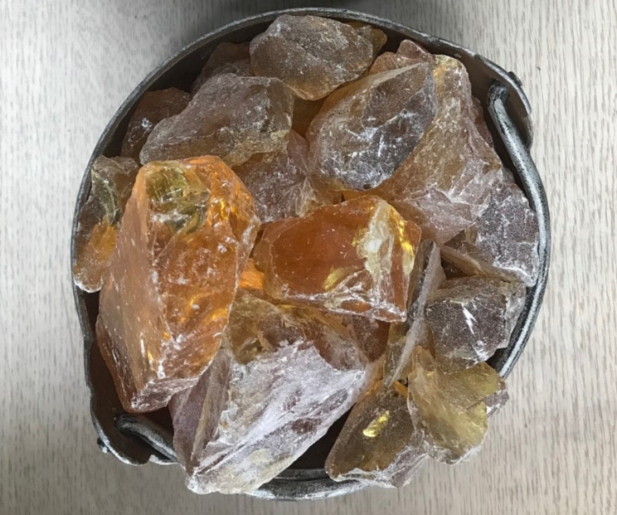 야생의 소나무에서 나오는 진액을 응고시켜 만든 송진을 마룻바닥 위에 동그란 쇠그릇에 가득 담아두고 위에서 찍은 사진