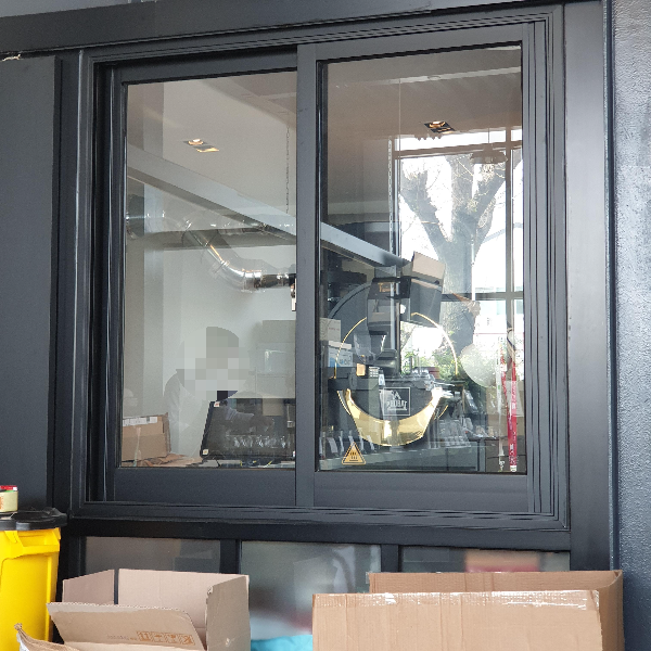 강릉 카페 '주가커피': 직접 로스팅한 스페셜티 커피를 맛볼 수 있는 카페_안쪽에 놓인 로스터기