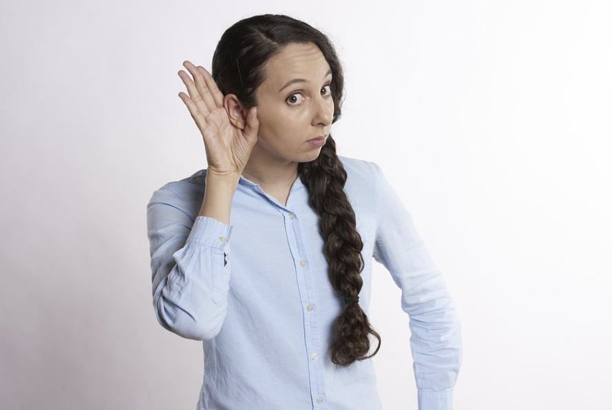 신뢰를 위해 경청하는 장면