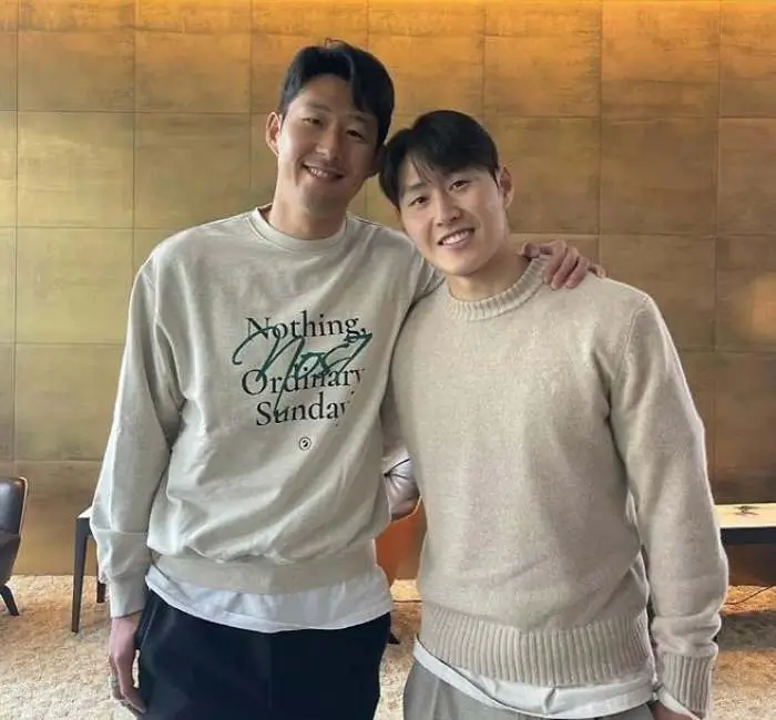 손흥민과 이강인이 다정하게 어깨동무를 하고 찍은 사진