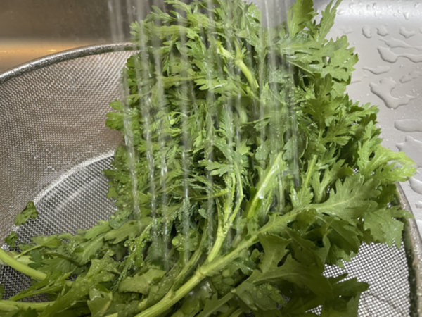 쑥갓 두부무침 - 쑥갓 세척, 흐르는 물에 헹구기