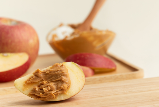 사과-땅콩버터-단백질-불포화지방-포만감