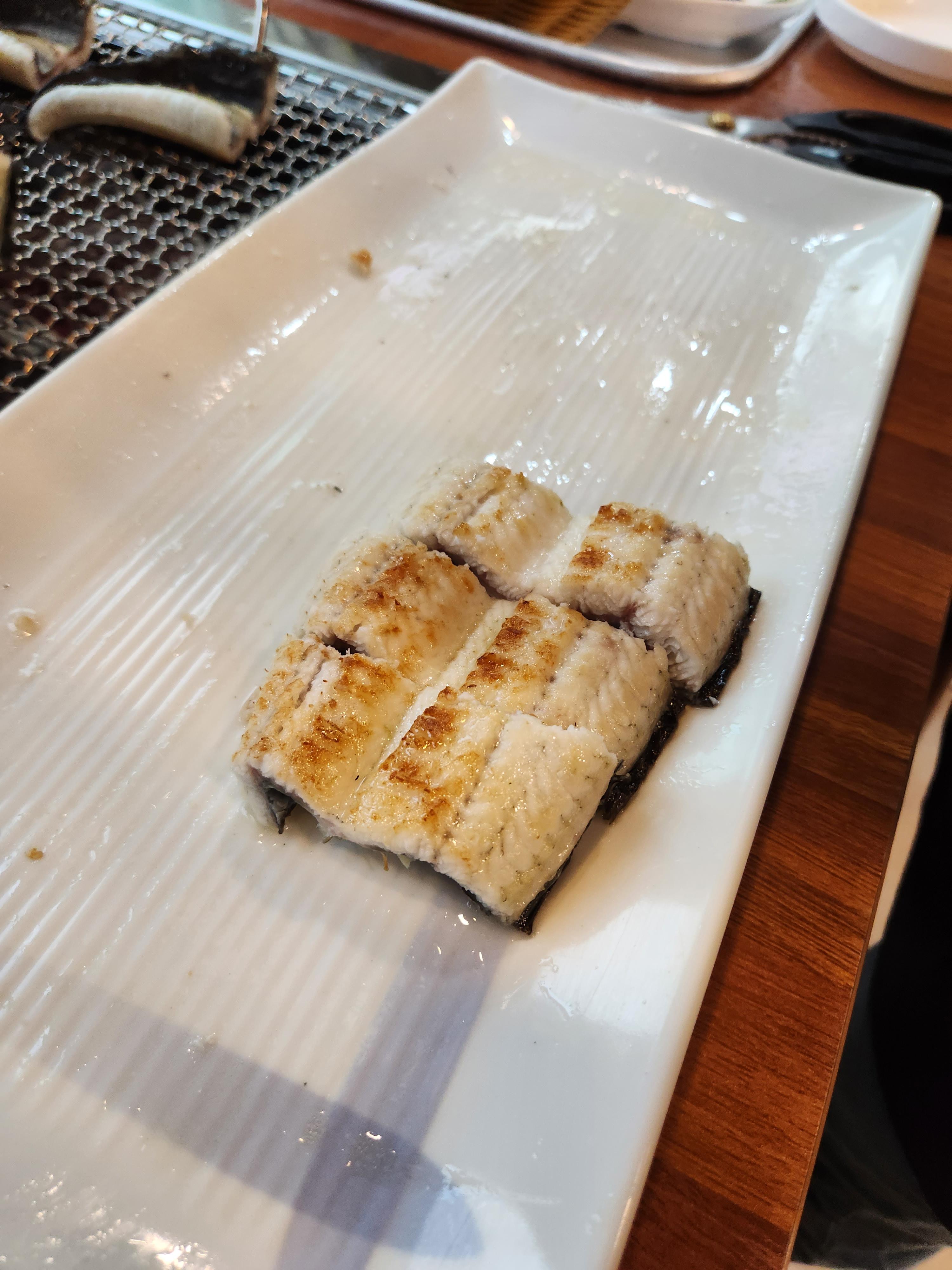 용인 황실 민물장어 초벌로 나오고, 테이블에서 직원이 직접 구워줌