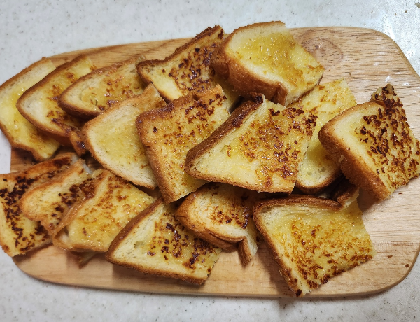 완성된 프라이팬 마늘빵