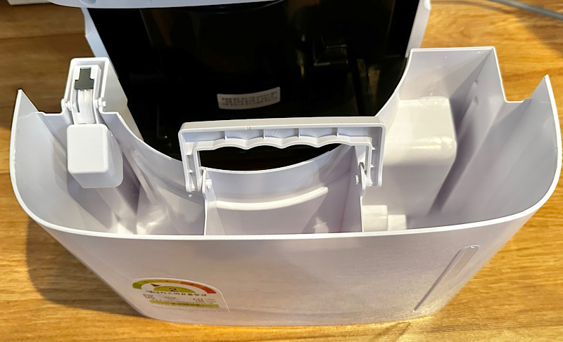 캐리어 제습기 물통이 뚜껑까지 완전히 열린 상태로 분리된 모습