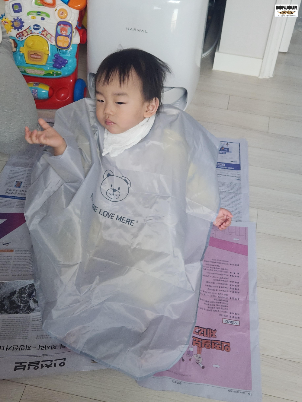 아기 집에서 이발 머리 자르기 아빠가 잘라주는 모습