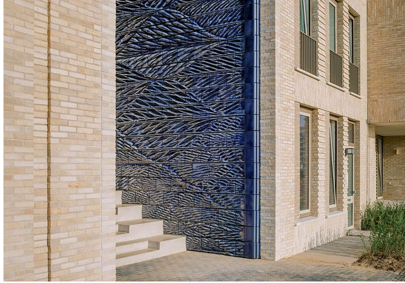 21세기를 위한 혁신적인 도자기 장식 VIDEO: Studio RAP 3D-prints blue ceramic tiles for an undulating threshold in delft