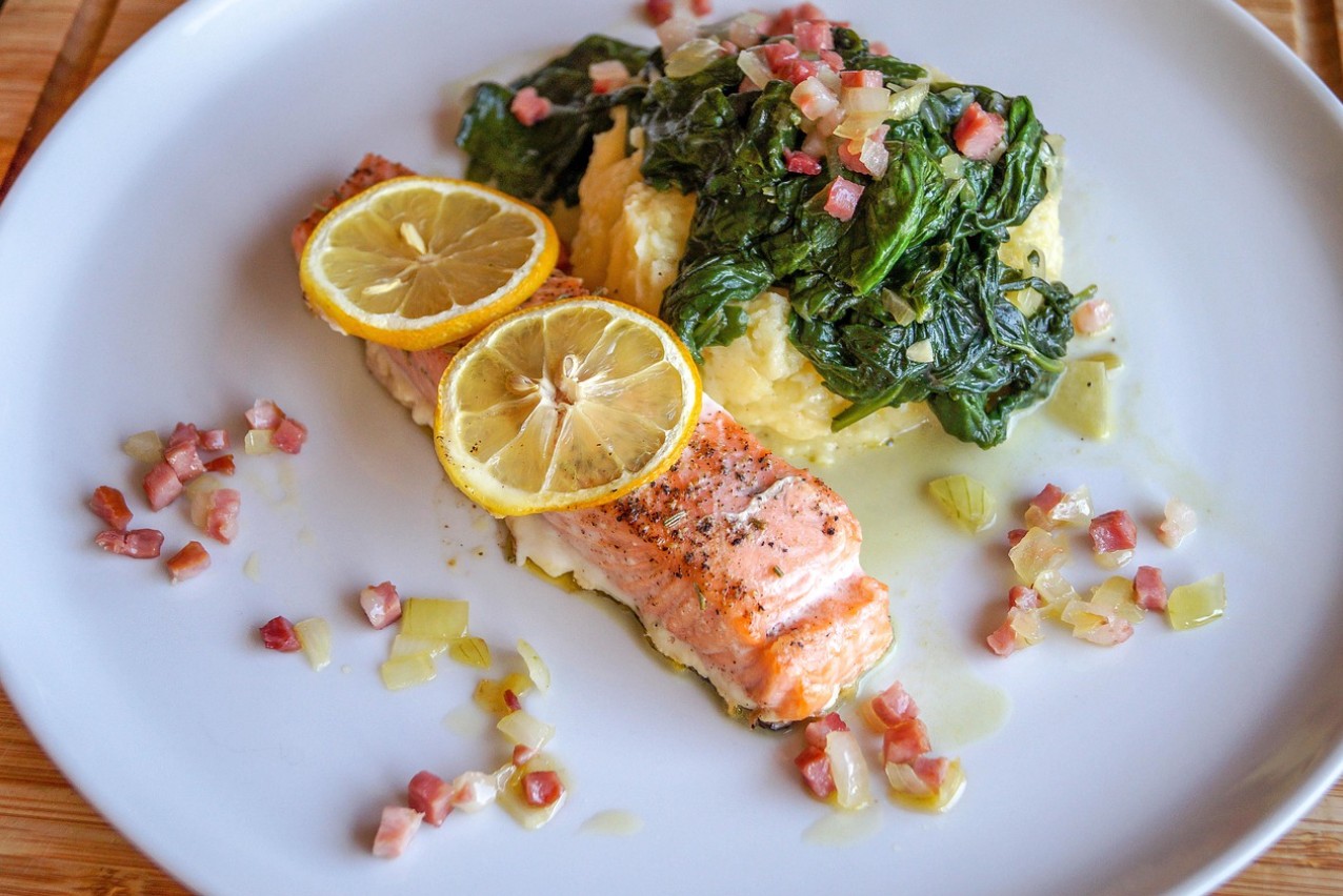 심장질환 예방 연어 시금치 마늘 요리