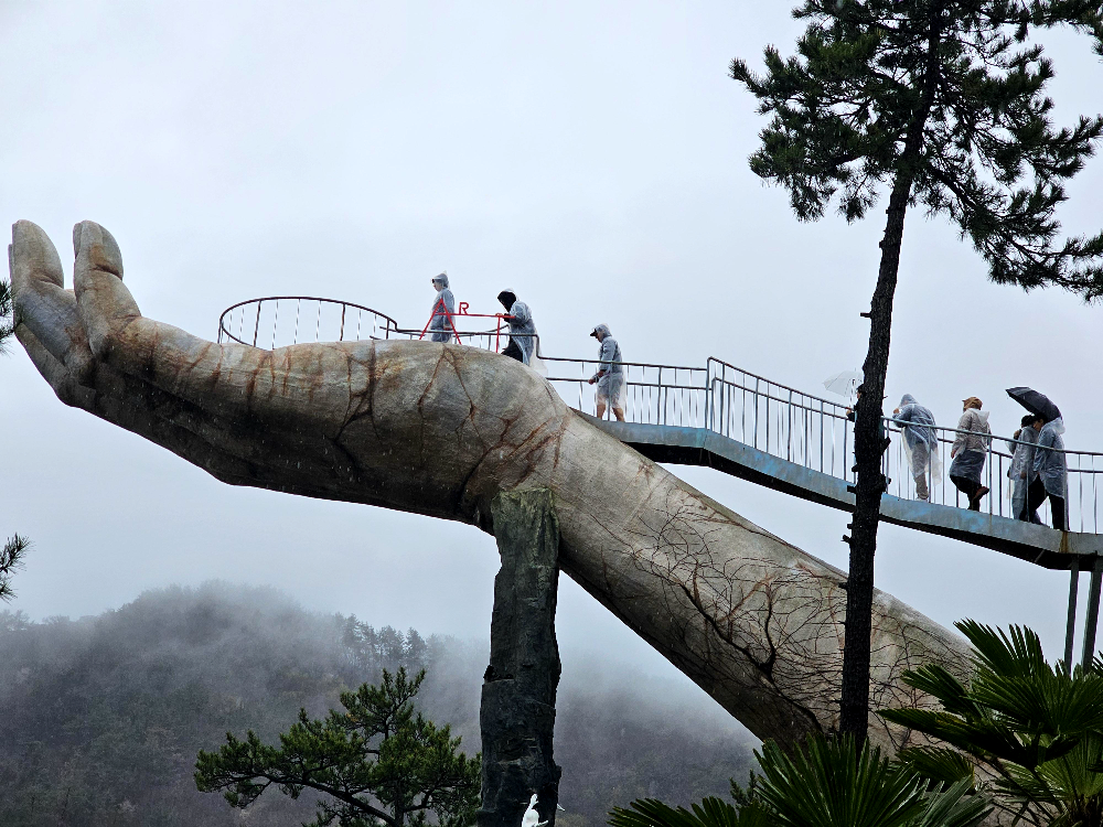 여수예술랜드 마이다스의 손 전망대를 오르고 있는 KBS 개그콘서트 출연진들