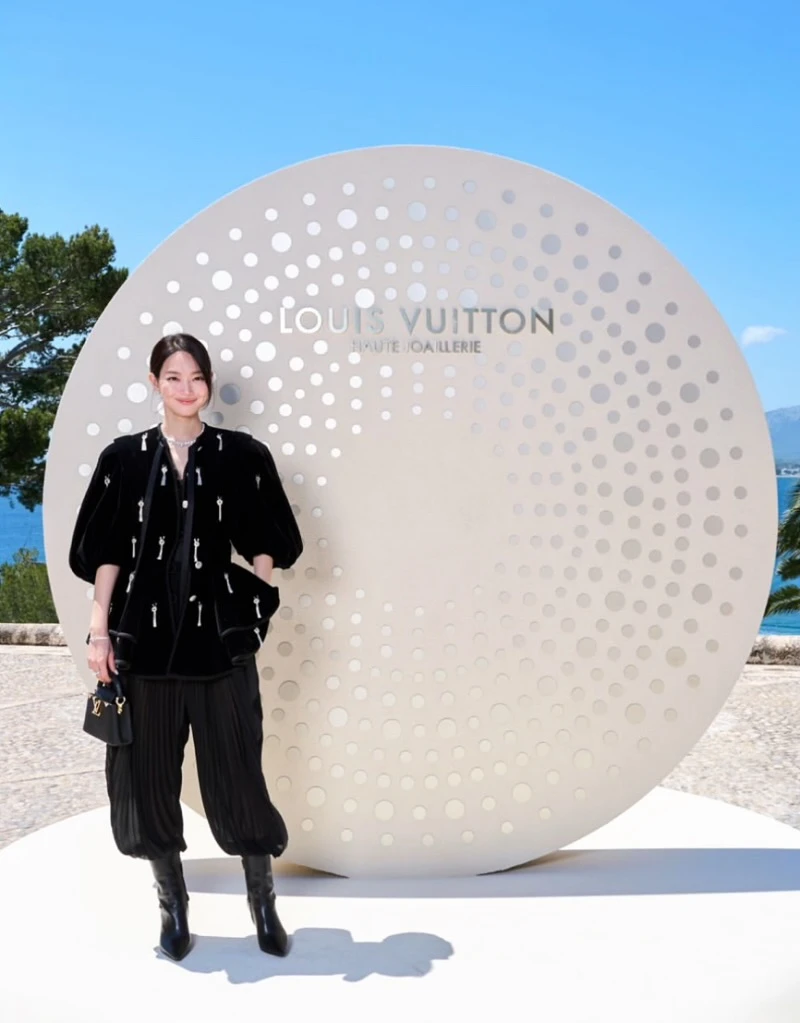 신민아, 루이비통, 신민아 루이비통, 신민아 패션, 신민아 드레스, 루이비통 앰버서더, 루이비통 하이 주얼리, 셀럽 패션, 셀럽 스타일, 마드리드 패션쇼, 실버 드레스, 시퀸 드레스, 연예인 공항패션