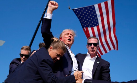 대선유세중 총탄이 스친 후 미국은 위대하다고 외치는 트럼프