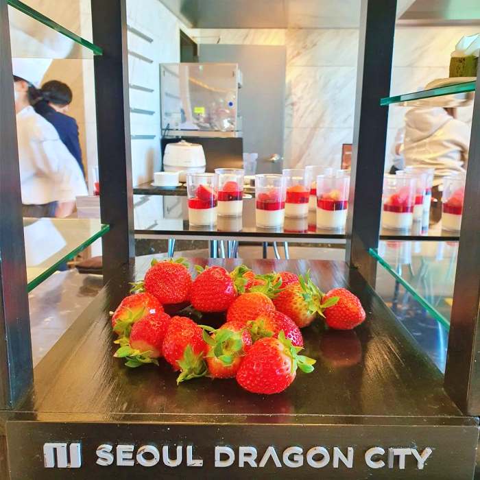 생방송투데이 용산 신용산 딸기 디저트 뷔페 맛집