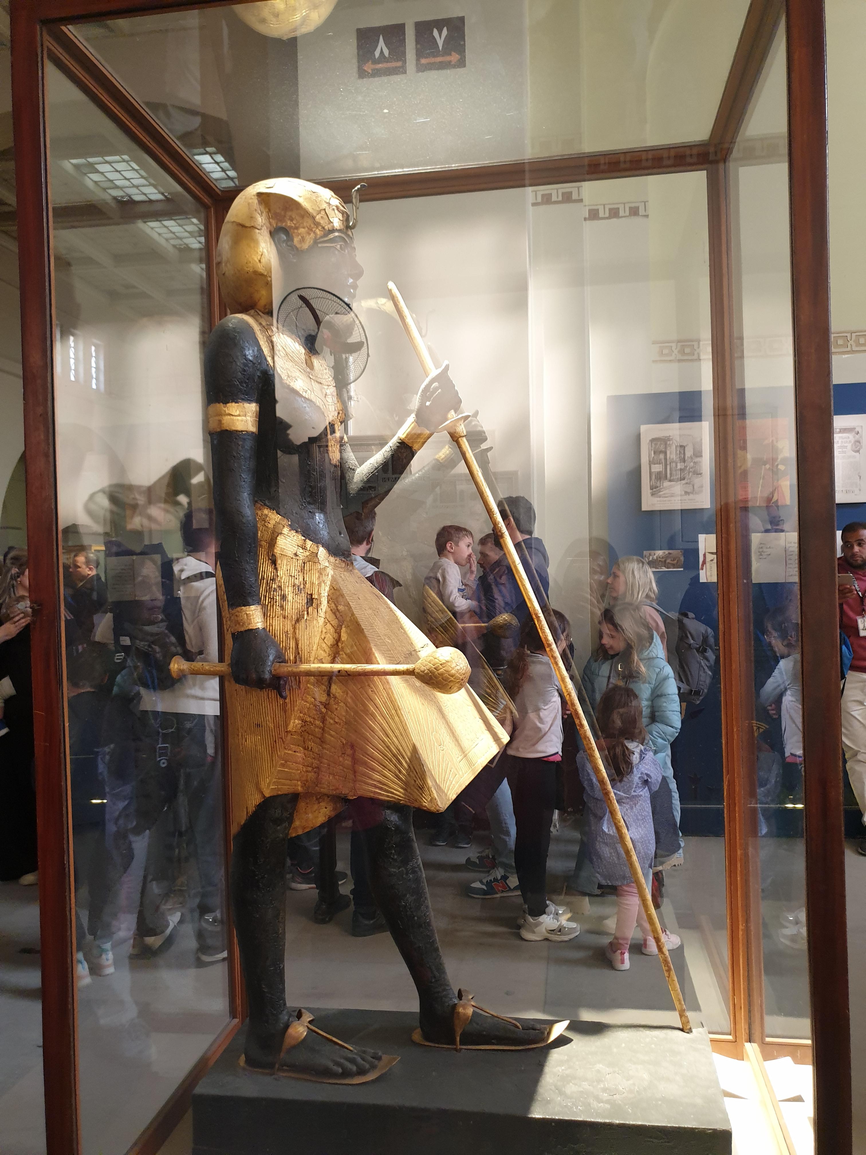 투탕카멘으로 추정되는 조각상