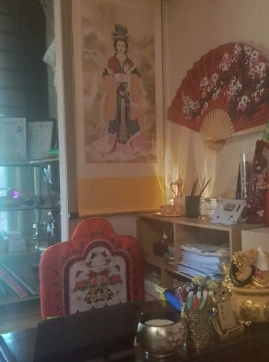 김포 천명암 신당에 상담 하는 책장