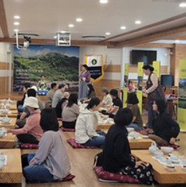 다향체험중인 방문객들(과거축제사진)