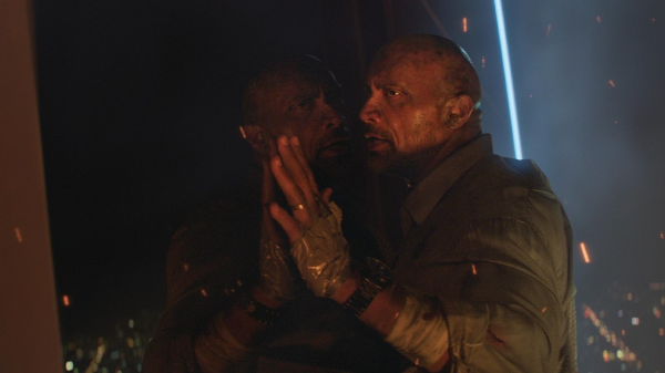 건물벽에-붙어-있는-드웨인-존슨-스카이스크래퍼