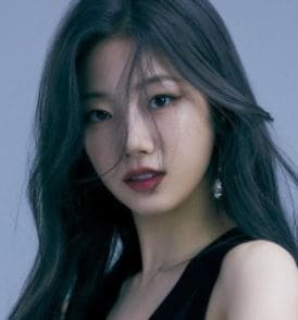 르세라핌-카즈하-복근
