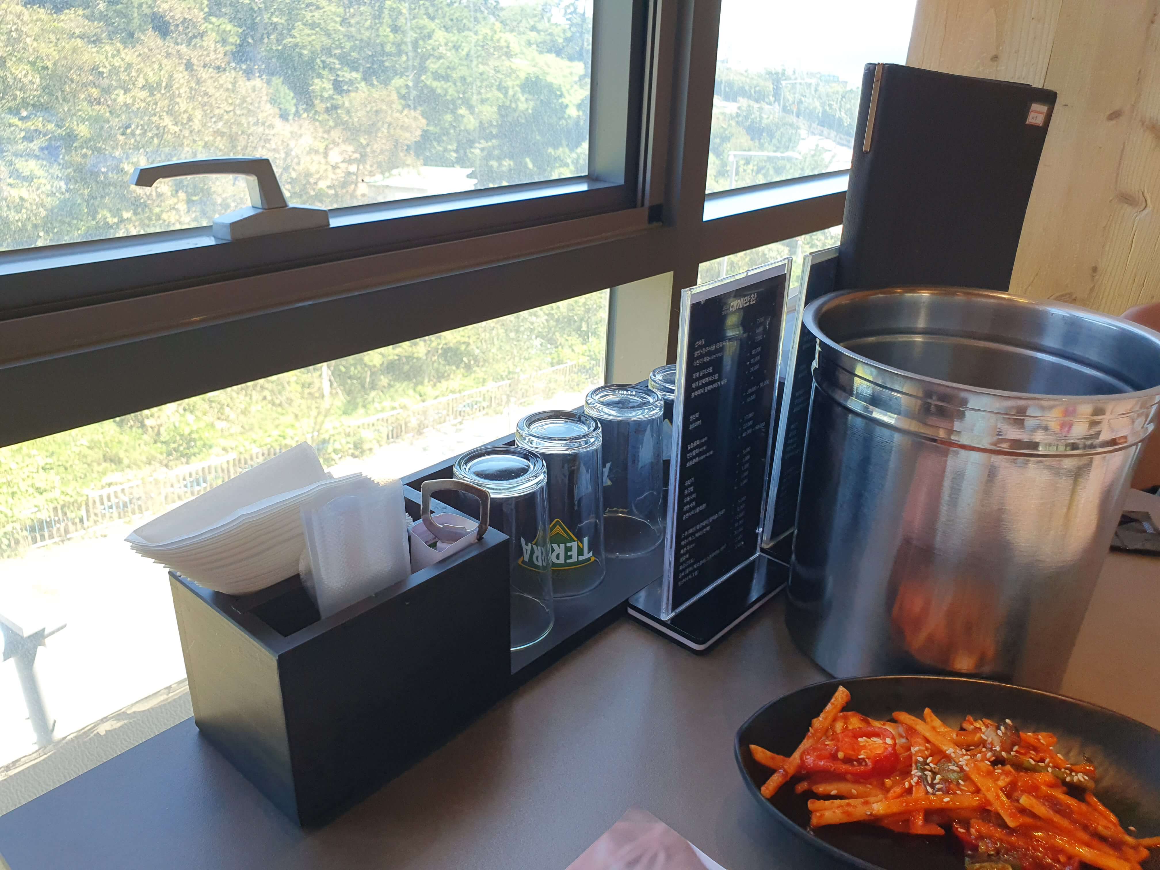 대게만찬 테이블 세팅 휴지, 물컵, 껍데기통