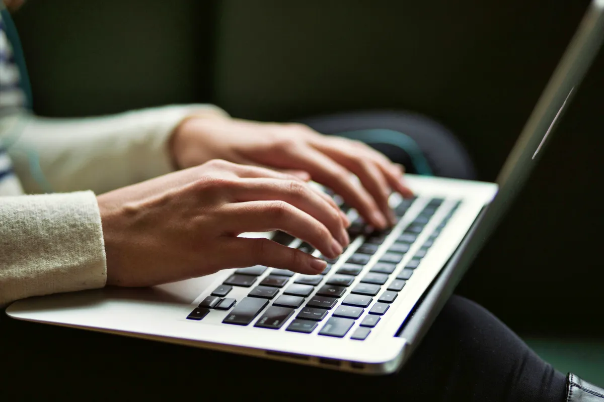 노트북으로-타자를-치고있는-손의모습