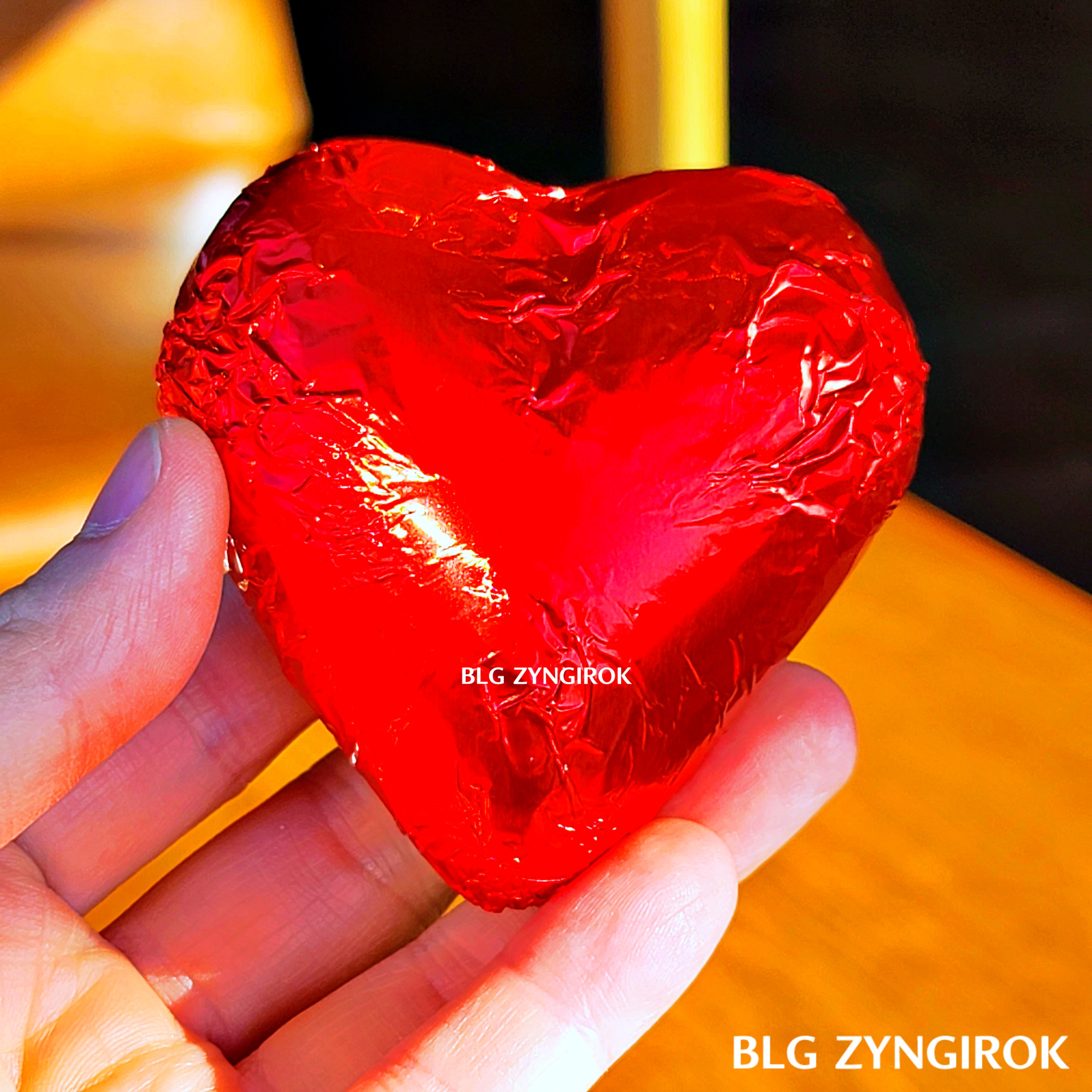 노브랜드 하트코코아밤을 들고 있는 모습이다.