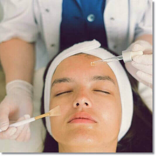 피부 치료 받는 여성