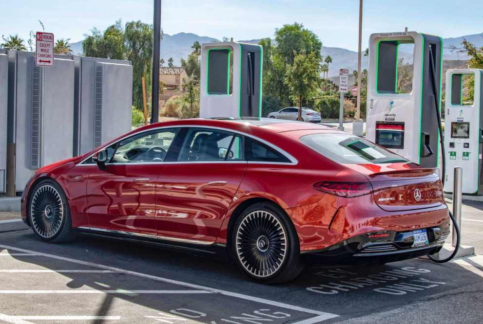 벤츠 2022 Mercedes-AMG EQS 럭셔리 전기 세단