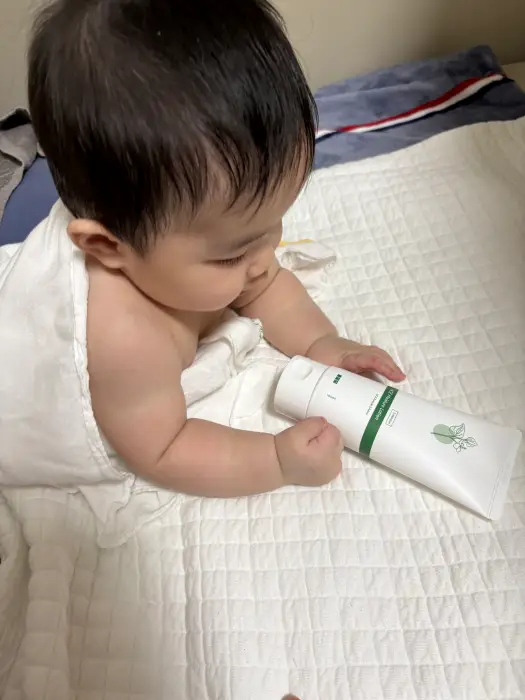 로션통 만지며 옹알이하는 모습