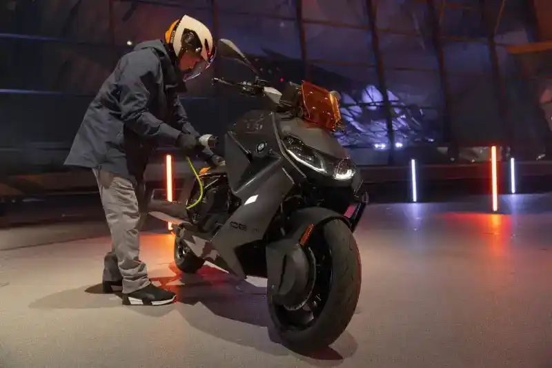 BMW ce04 가격 실구매가 모의견적 제원 옵션 카탈로그 외관 디자인 내부 색상 디자인 인테리어 편의사양 안전사양 총정리