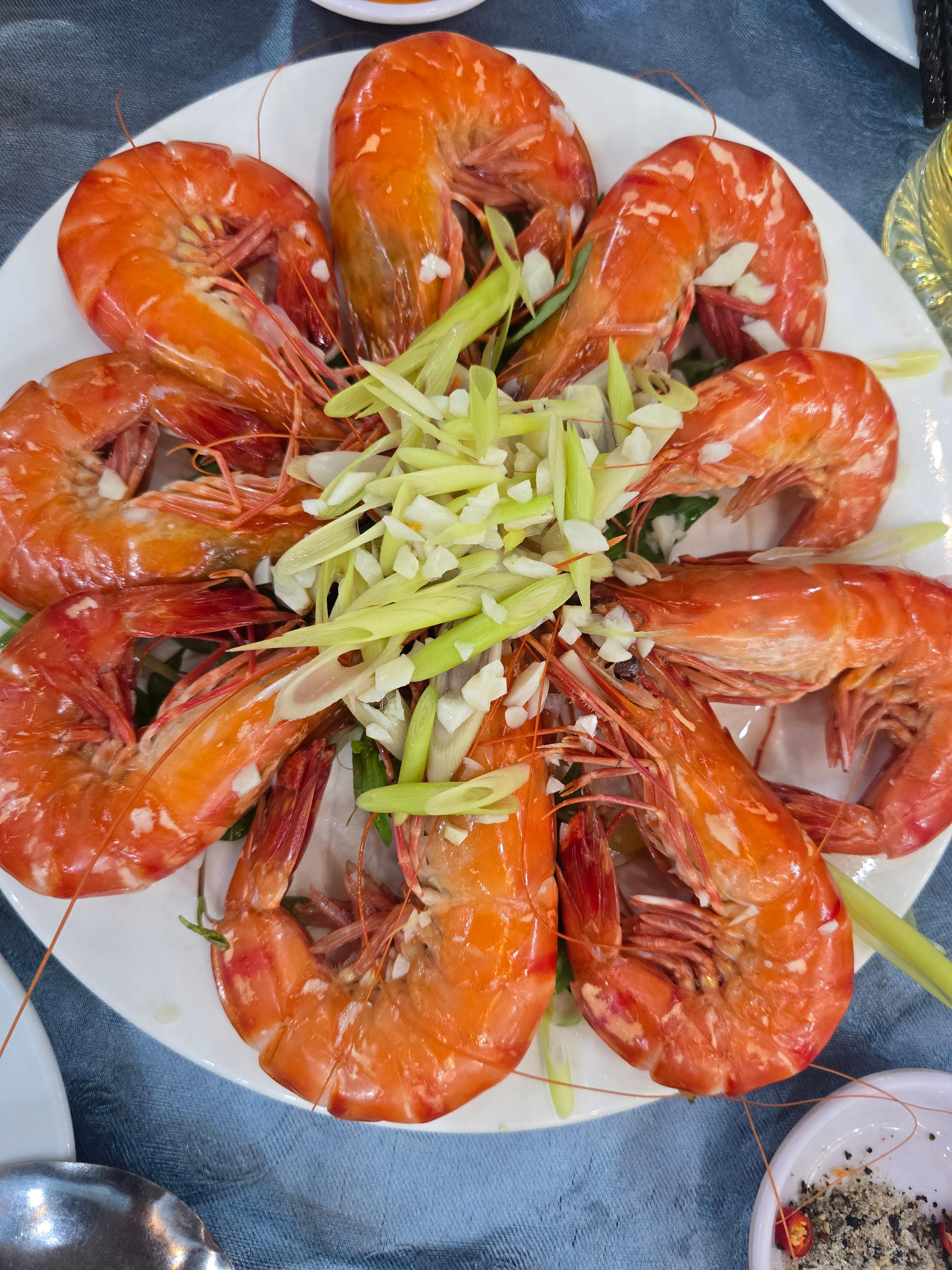 베트남 해산물 새우 요리 파를 올린 접시