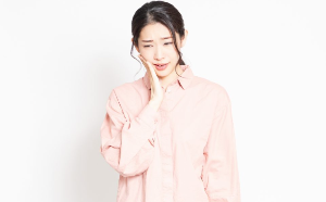 혀가 갈라지면