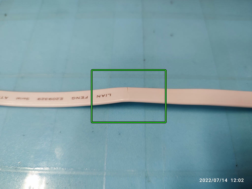 봉투를 칼로 자르다가 흡집이 생겼습니다. 