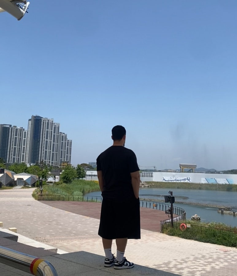 데일리룩(2025. 6. 11.)반스 VANS 베이직 반팔 하프 티셔츠, 무신사스탠다드 무신사 와이드 버뮤다 하프 팬츠, 나이키 스포츠 삭스 양말, 나이키 덩크 돌고래 블랙 화이트