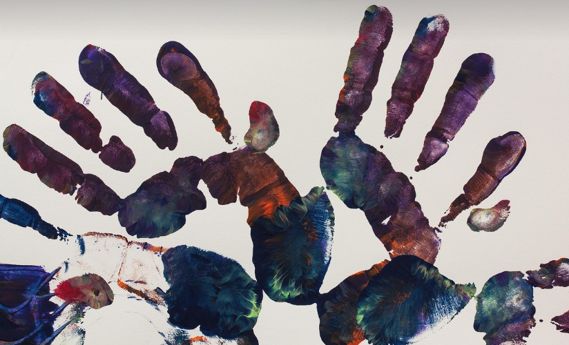 미술 치료로 힐링하는 MZ세대 (심리, 자존감, 창의성), 손을 물감에 묻혀 종이에 찍어 둔 사진