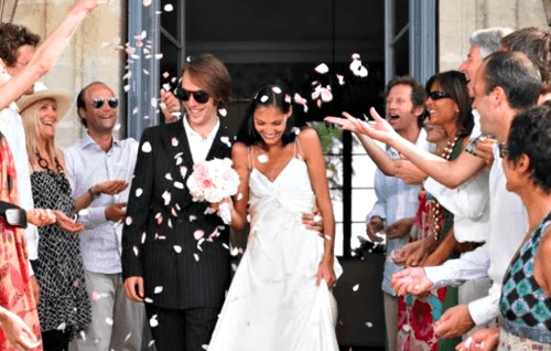 결혼식 축하하는 하객들