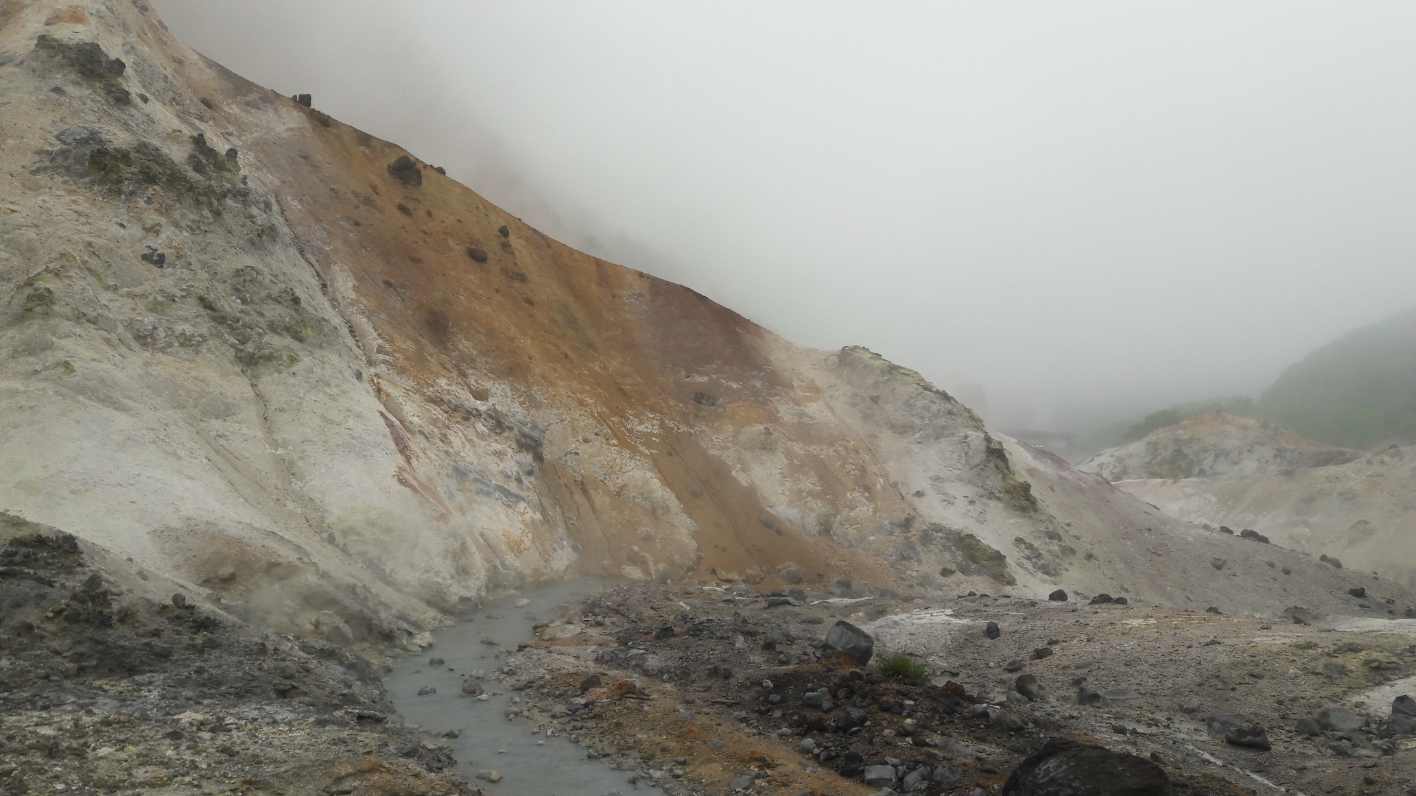 홋카이도 노보리베츠 온천에 유황 가득한 풍경