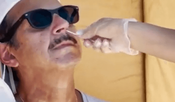 코로나19 검사 중인 장면