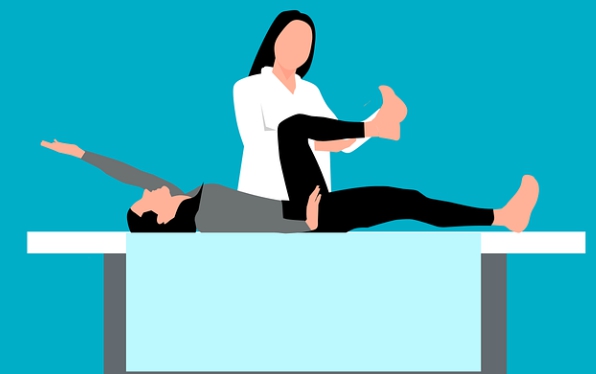 골신경통을 치료하기 위한 물리치료 이미지로, 안마사가 환자를 대상으로 다리 부위에 물리치료를 진행하고 있습니다.